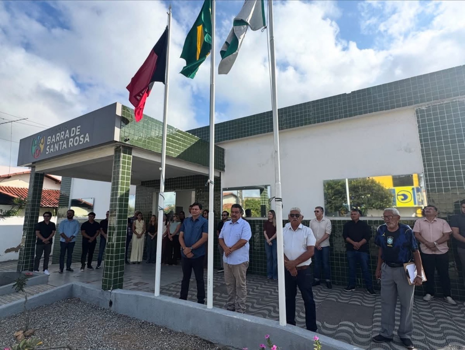 tradicional hasteamento da Bandeira, em frente à Prefeitura Municipal